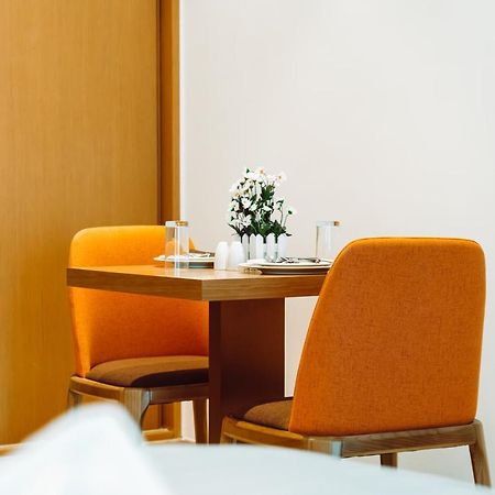 He Hotel Apartments Дубай Екстериор снимка A table and chairs