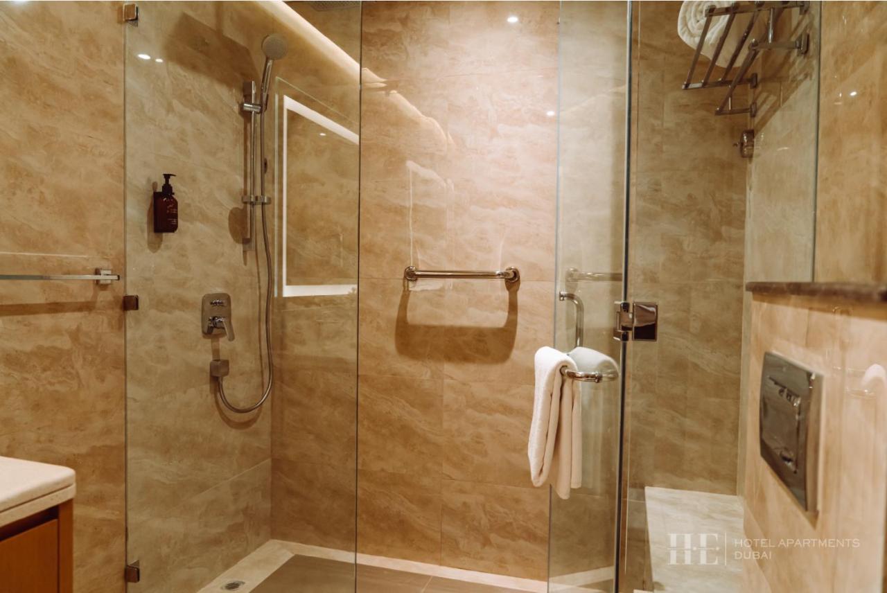 He Hotel Apartments Дубай Стая снимка A shower cubicle