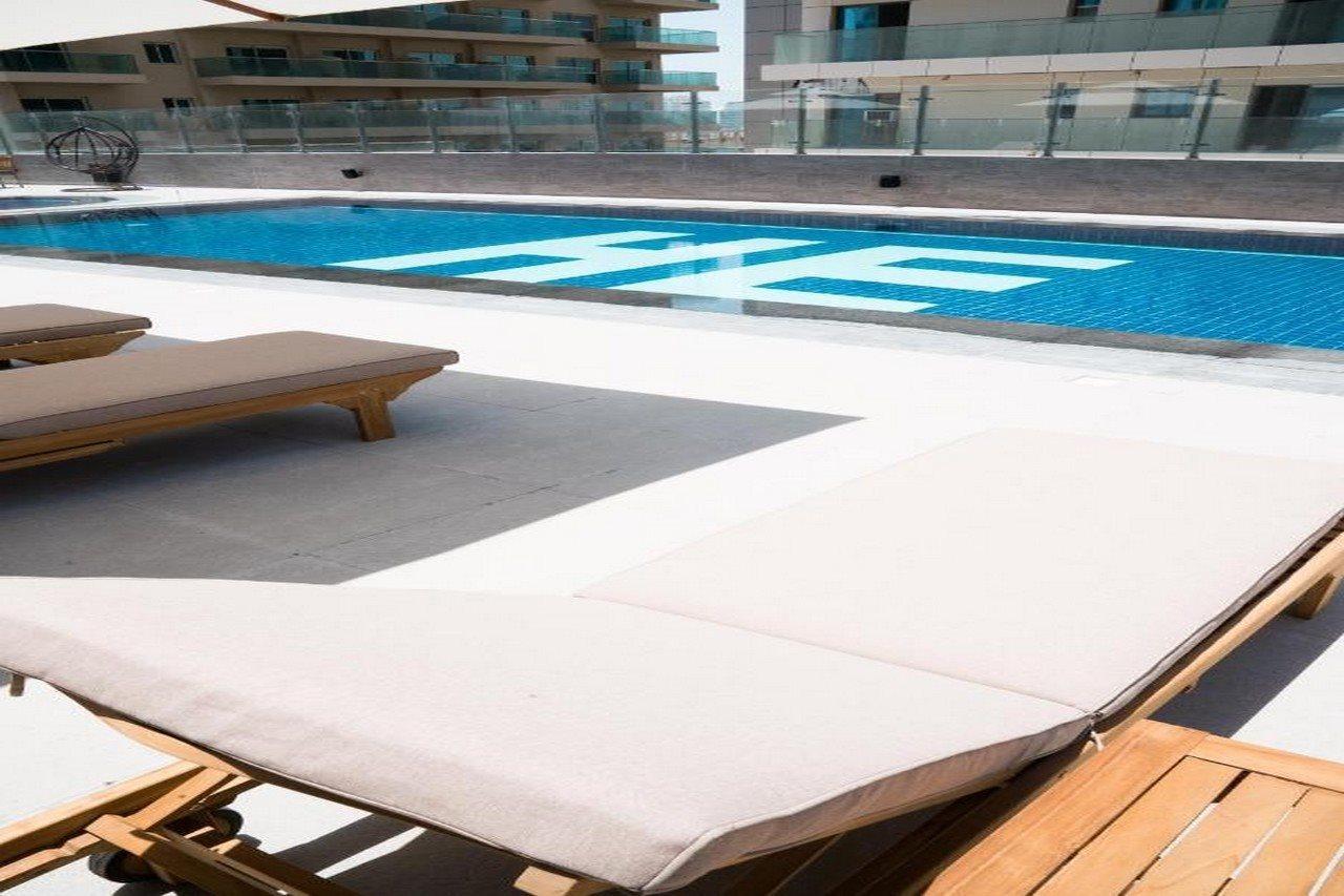 He Hotel Apartments Дубай Екстериор снимка A pool cover