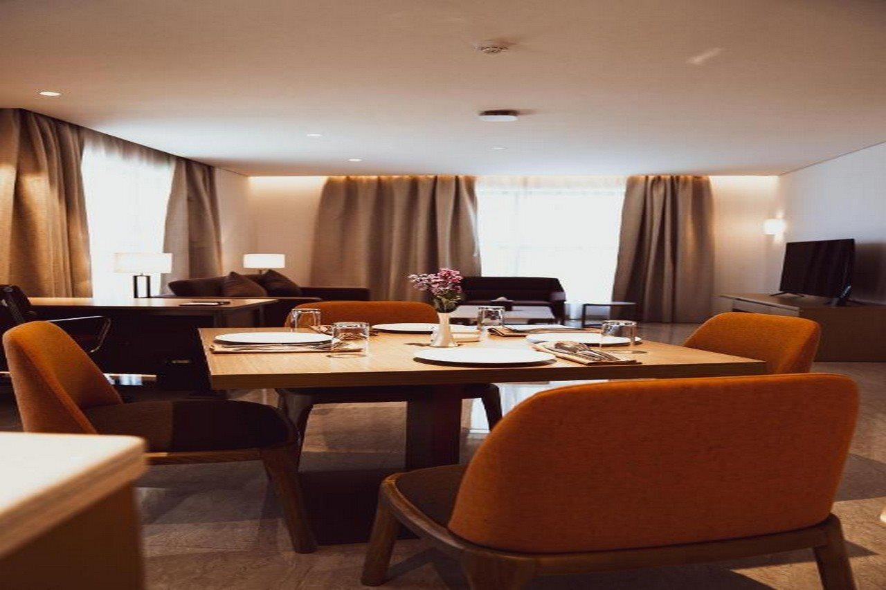 He Hotel Apartments Дубай Екстериор снимка The interior of a suite at the hotel