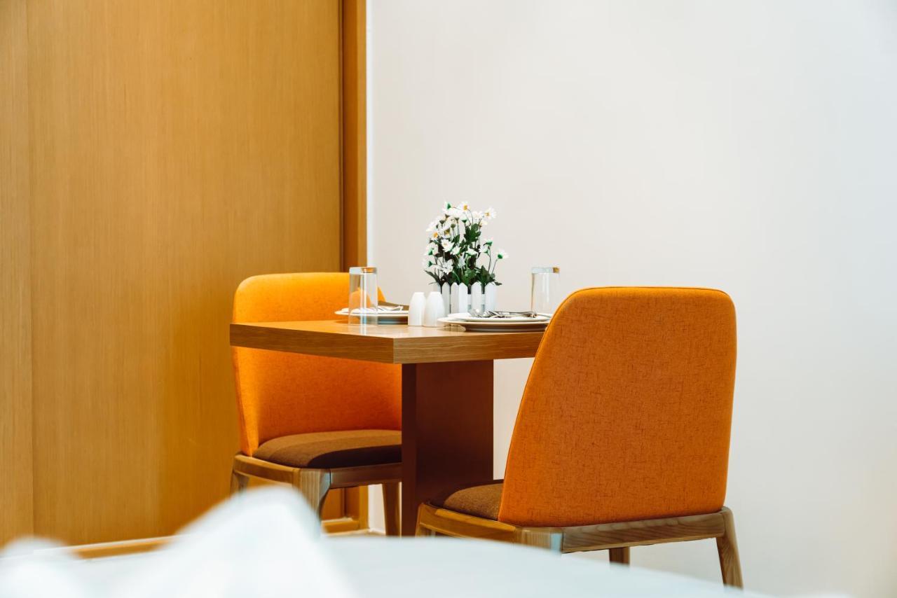 He Hotel Apartments Дубай Екстериор снимка A table and chairs